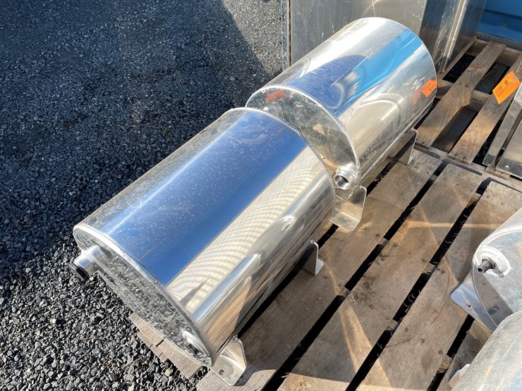 #5685-•-(2)-aluminum-tanks-image-4