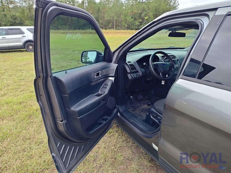 2016-ford-explorer-image-28