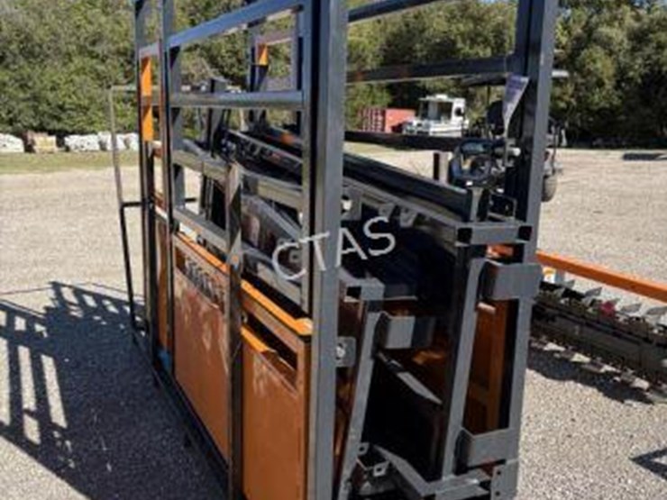 #72-•-10'-cattle-work-chute---model:-lhr-csc10-image-1