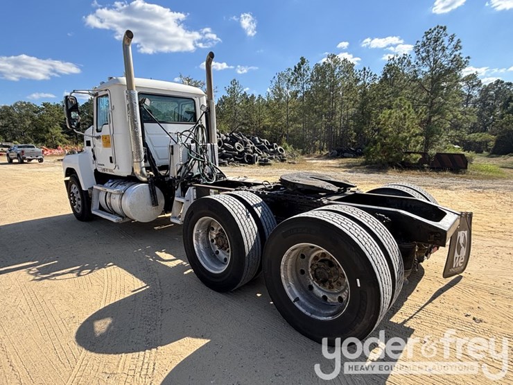 2017-mack-chu613-image-3