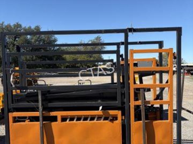 #72-•-10'-cattle-work-chute---model:-lhr-csc10-image-5