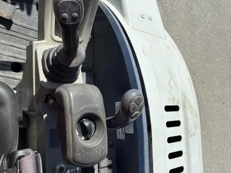 2016-takeuchi-tb230-image-23