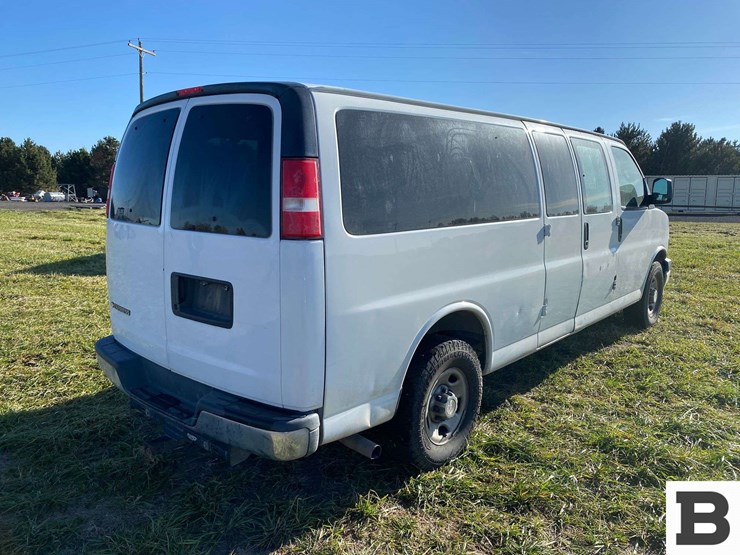 2017-chevrolet-express-3500-image-3