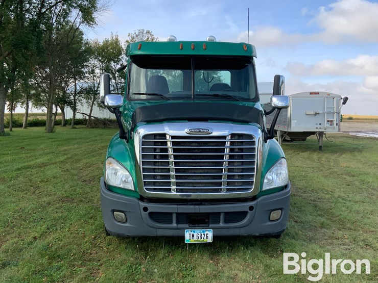 2016-freightliner-cascadia-125-image-2