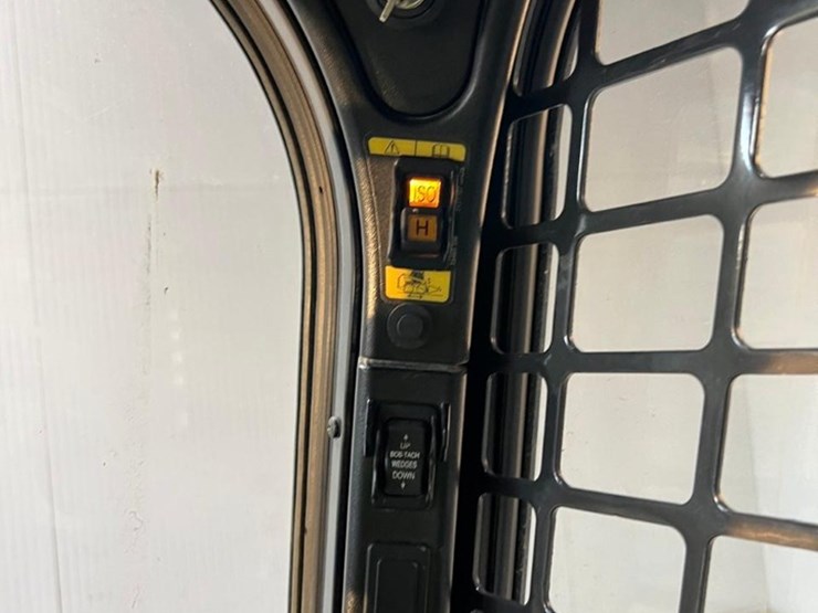 2021-bobcat-s590-image-24