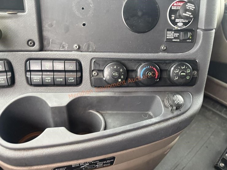 2015-freightliner-cascadia-113-image-43