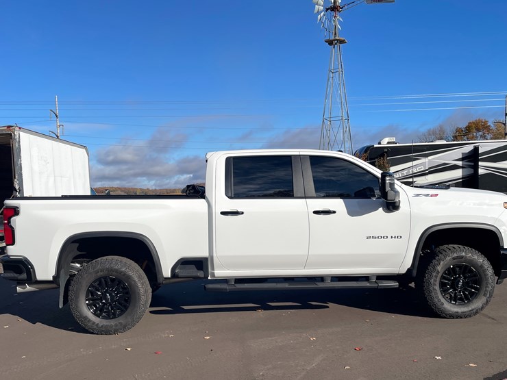 2025-chevrolet-silverado-image-5