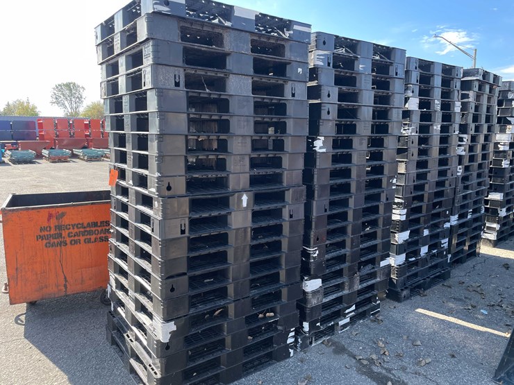 #14017-•-(40)-plastic-pallets-(o11)-image-1