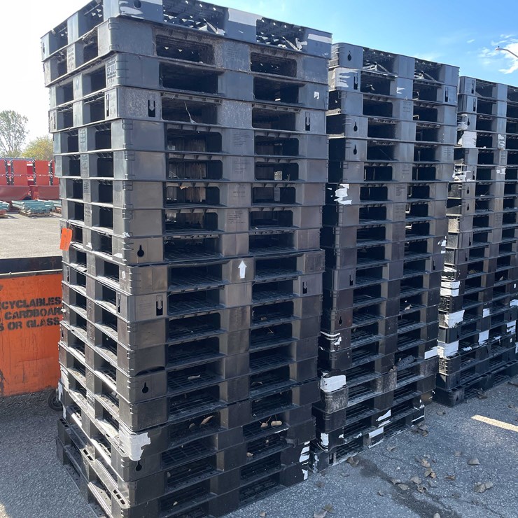 #14017 • (40) Plastic Pallets (O11)