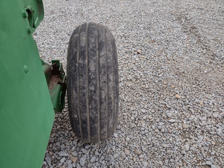 john-deere-335-image-5