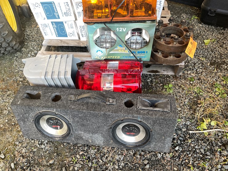 #5721-•-assorted-automotive-related-items-image-2