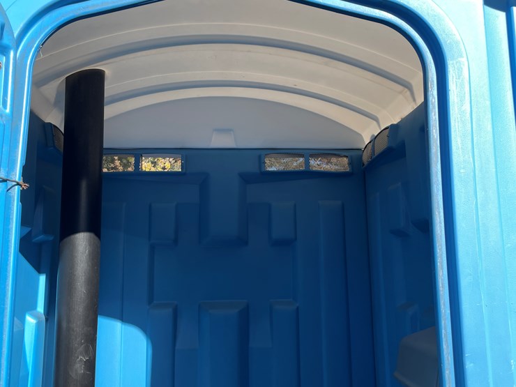 #5665-•-satellite-ind.-inc.-porta-potty-image-3
