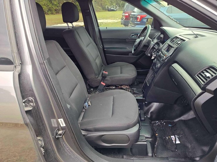 2016-ford-explorer-image-29