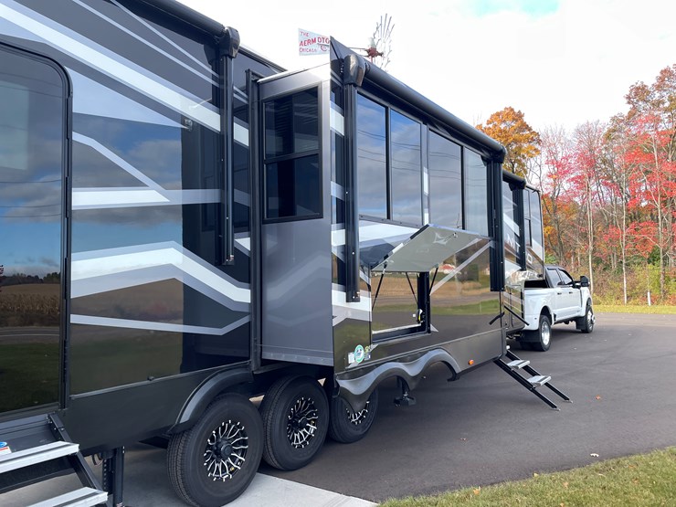 #4502-•-2025-forest-river-xlr-nitro-lux-toy-hauler-(wi-title)-image-49