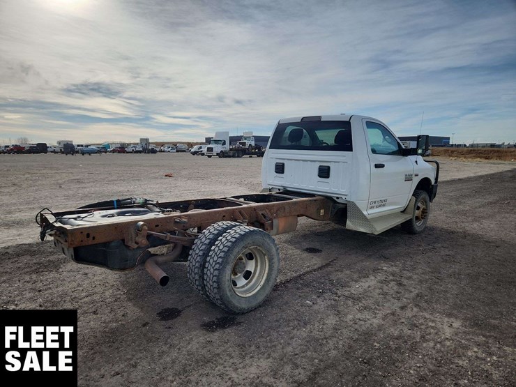 2017-ram-3500-4x4-s/a-cab-&-chassis-image-4