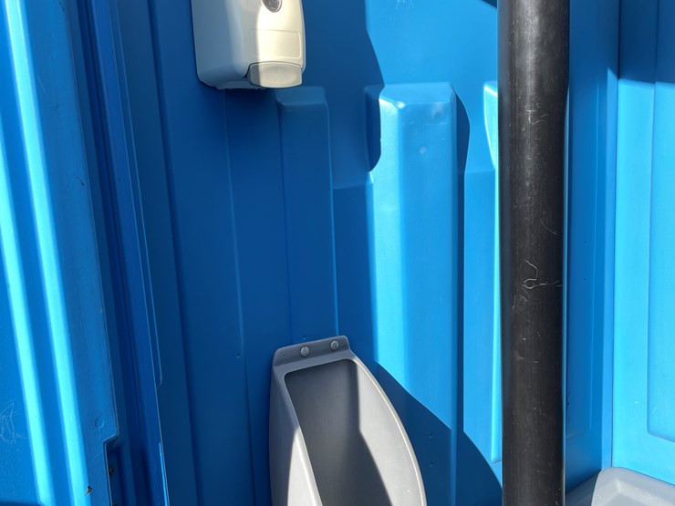 #5663-•-satellite-ind.-inc.-porta-potty-image-4