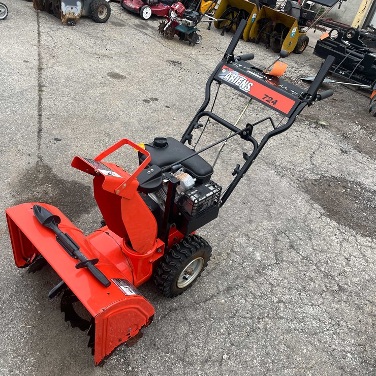 #14034 • Ariens 724 Snowblower (O4)