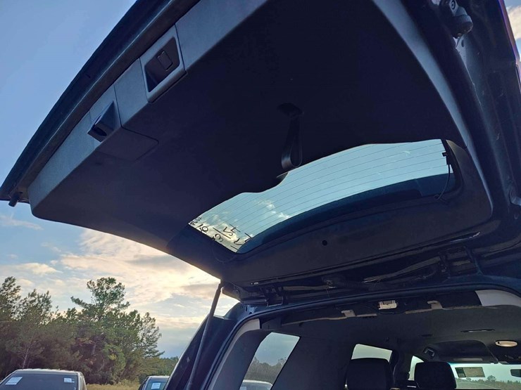 2015-chevrolet-tahoe-image-33