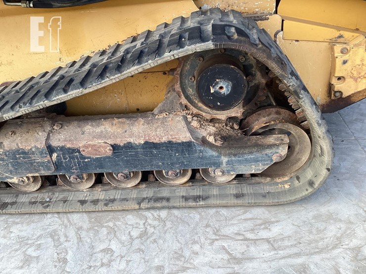 2010-deere-333d-image-12