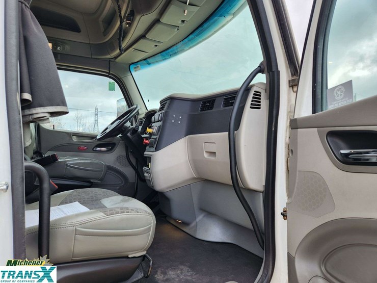 2019-peterbilt-579-image-41