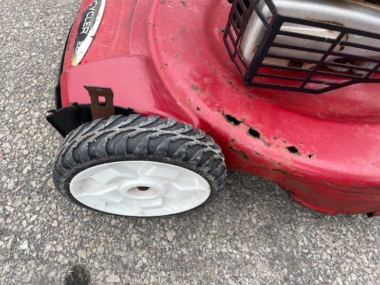 #14030-•-(2)-toro-recycler-lawn-mowers-(o4)-image-17