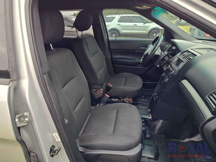 2016-ford-explorer-image-28