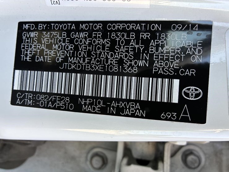 2014-toyota-prius-hatchback-image-16