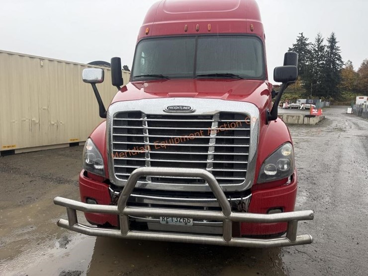 2015-freightliner-cascadia-113-image-18
