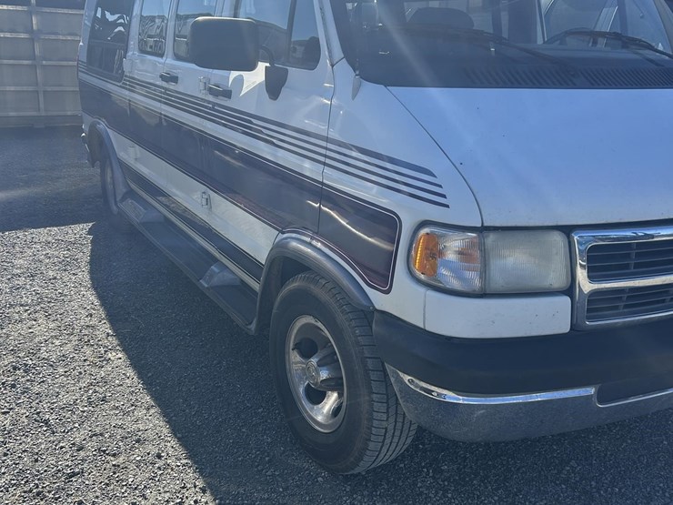 2005-dodge-ram-van-image-3