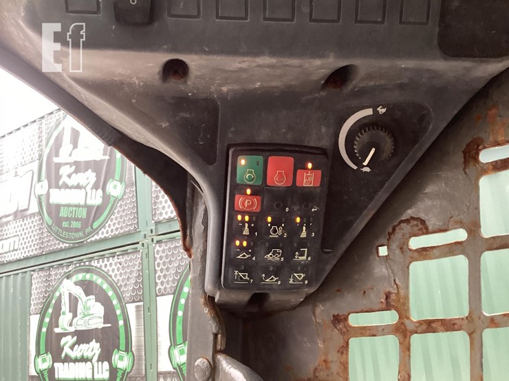 2019-deere-318g-image-16