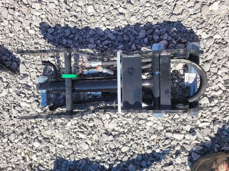 mini-excavator-hydraulic-thumb-clip.-image-2