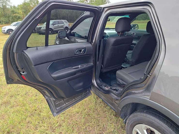 2017-ford-explorer-image-30