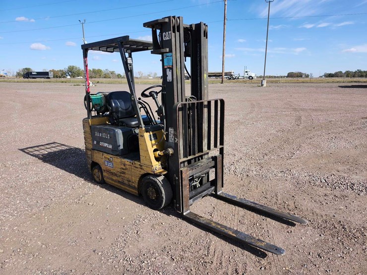 caterpillar-30-warehouse-forklift-image-2