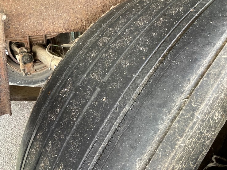 1996-utility-53'-image-47