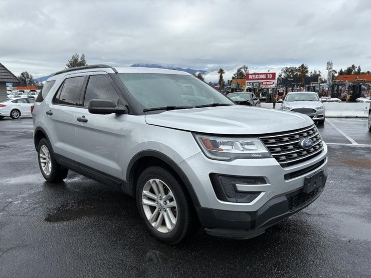 2016-ford-explorer-image-2