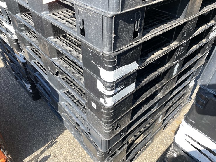 #14018-•-(40)-plastic-pallets-(o11)-image-3