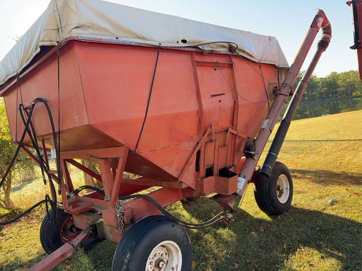 250-bushel-gravity-wagon-with-hyd.-j&m-seed-auger,-double-compartment,-double-door-image-7