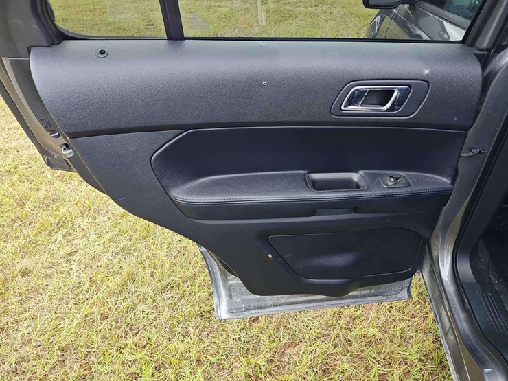 2016-ford-explorer-image-24