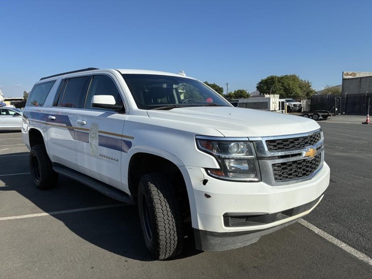 2019-chevrolet-suburban-image-2