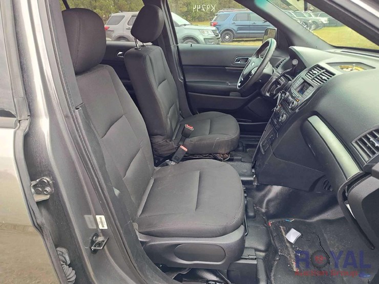 2016-ford-explorer-image-17