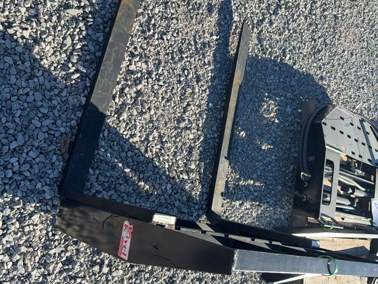 kivel-mini-skid-steer-pallet-forks-image-2