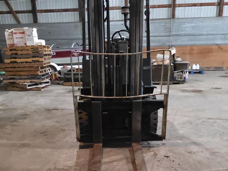 yale-glp060tgnuae087-industrial-forklift-image-2