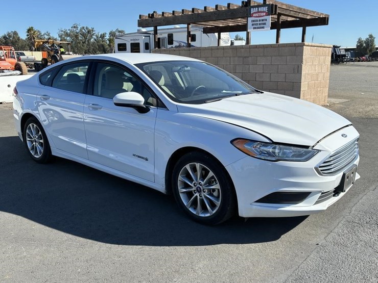 2017-ford-fusion-sedan-image-2