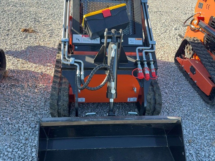 future-ft36c-skid-steer-loader---electric-start,-open-station,-40"-bucket-image-5