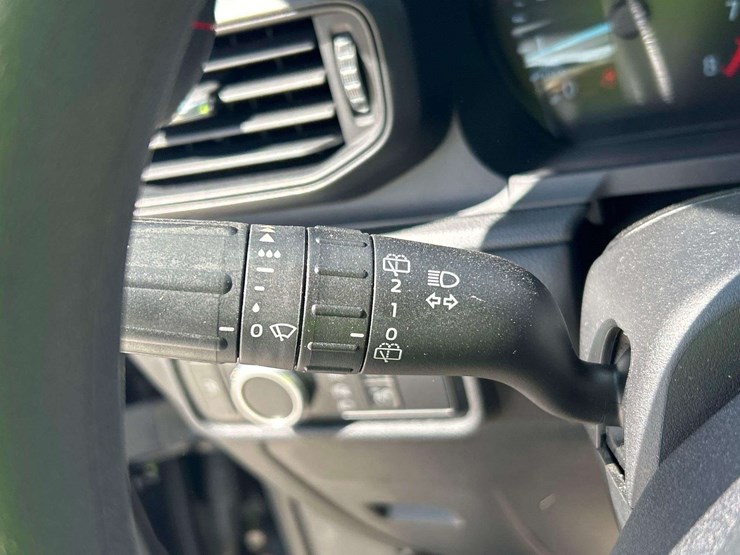 2020-ford-explorer-image-16