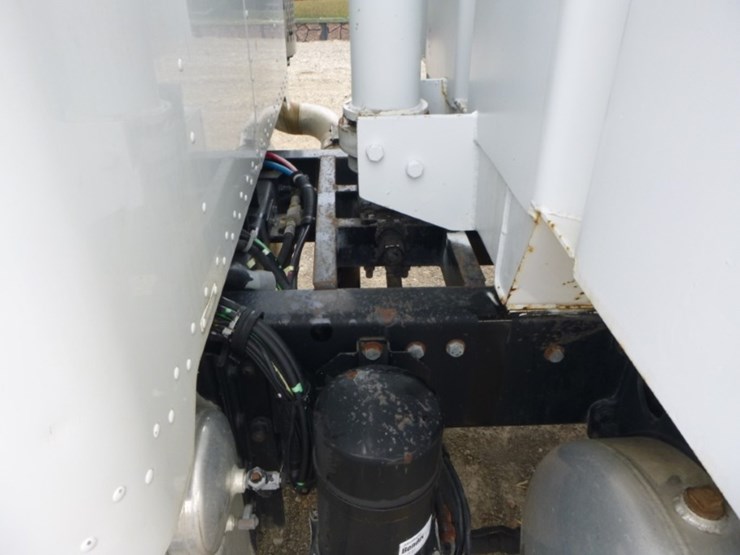 peterbilt-330-image-30