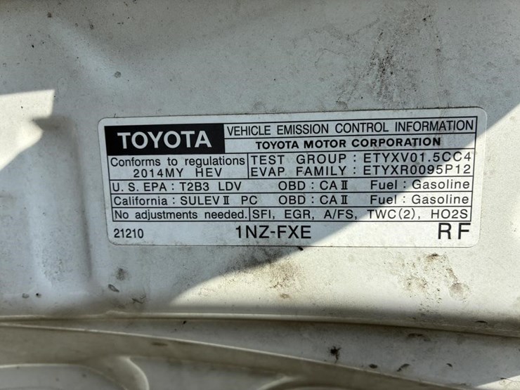 2014-toyota-prius-hatchback-image-7