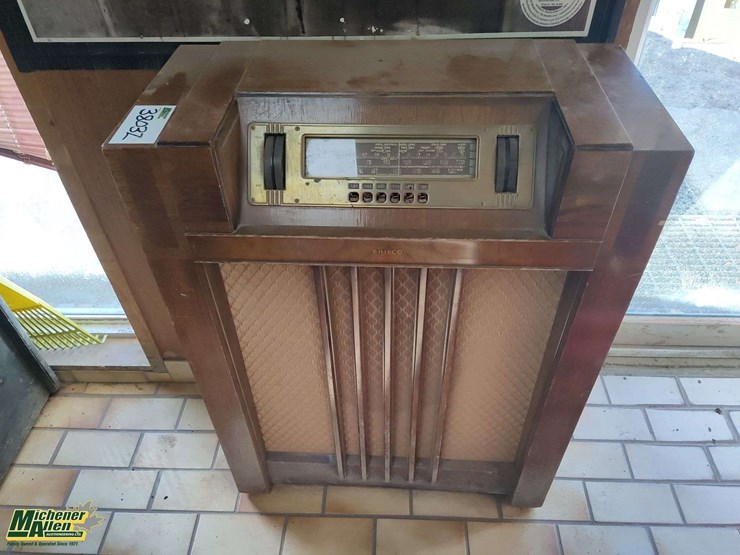 vintage-philco-radio-*some-damage-to-knobs*-image-1