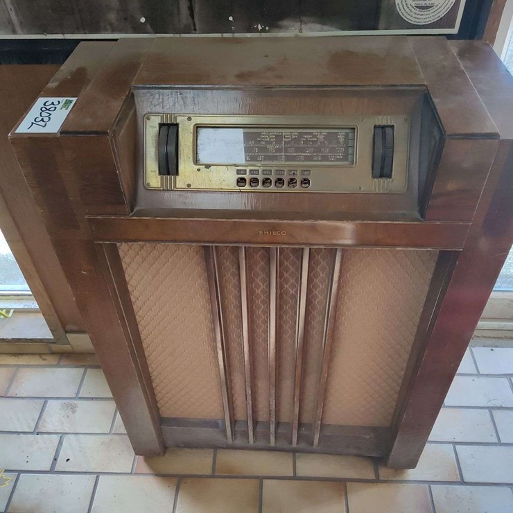 Vintage Philco Radio *Some Damage to Knobs*