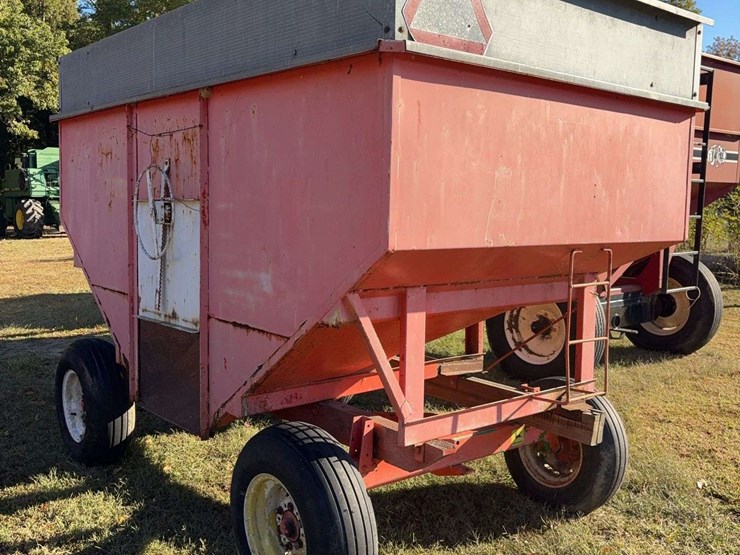 200-bushel-gravity-wagon-on-john-deere-gear-image-6